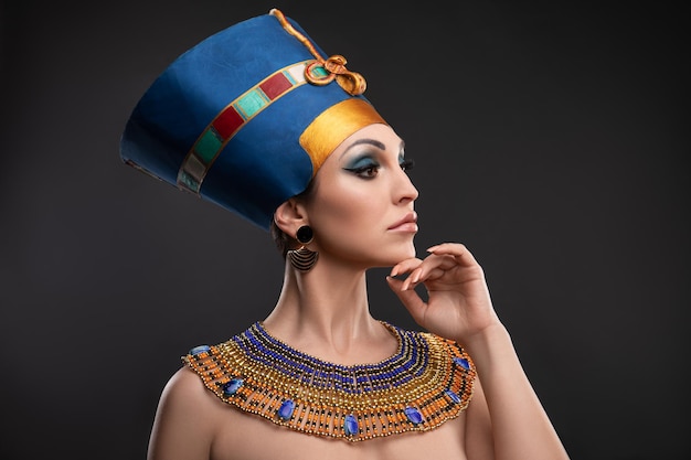 Foto retrato de estúdio da antiga mulher egípcia em uma coroa, rainha cleópatra