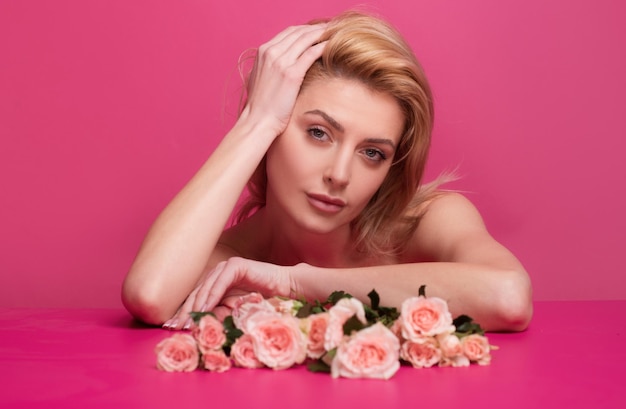 Foto retrato de estúdio de bela mulher elegante modelo de alta moda