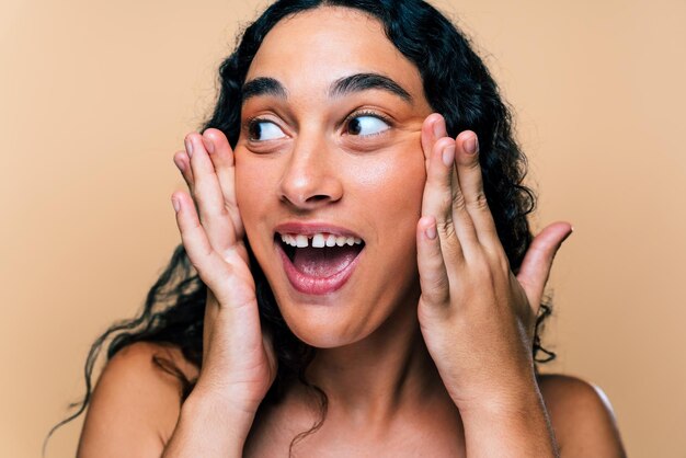 Retrato de estúdio de beleza de uma linda mulher hispânica com diastema