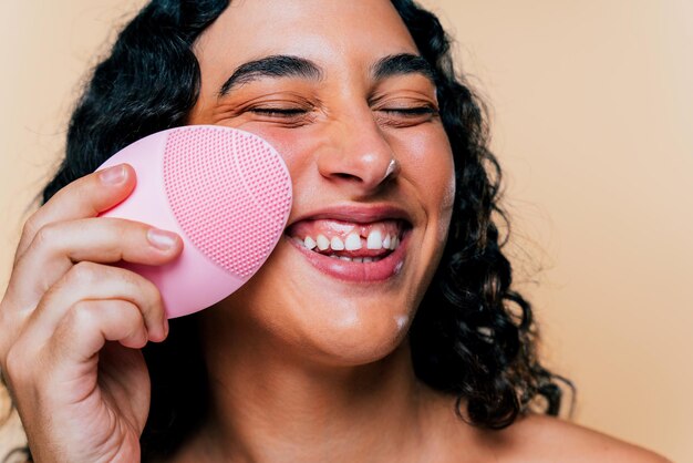 Retrato de estúdio de beleza de uma linda mulher hispânica com diastema