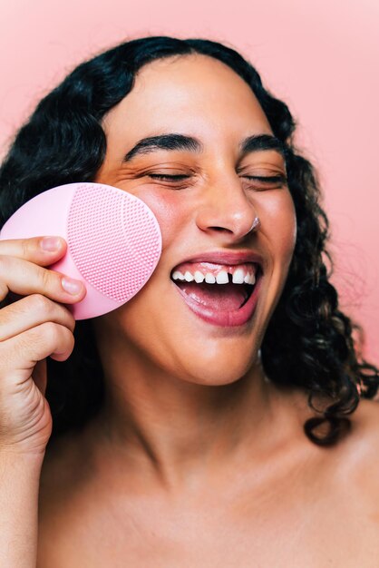 Retrato de estúdio de beleza de uma linda mulher hispânica com diastema