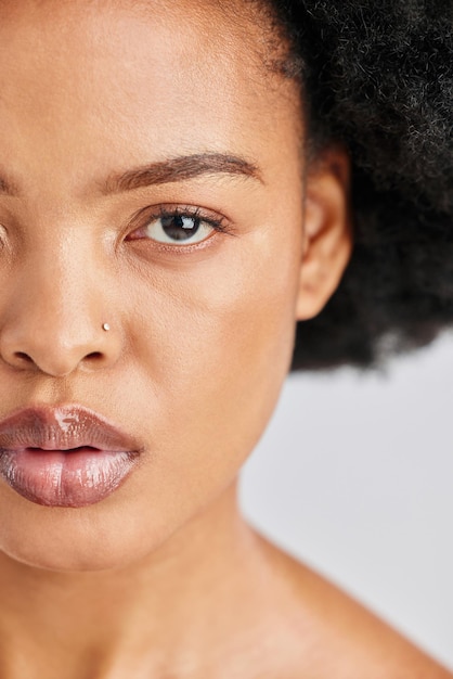 Retrato de estúdio de beleza e mulher africana com maquiagem de fundação de brilho para cuidados com a pele e cosméticos naturais para brilho de pele Closeup meio rosto olho e pessoa com bem-estar de autocuidado em fundo branco