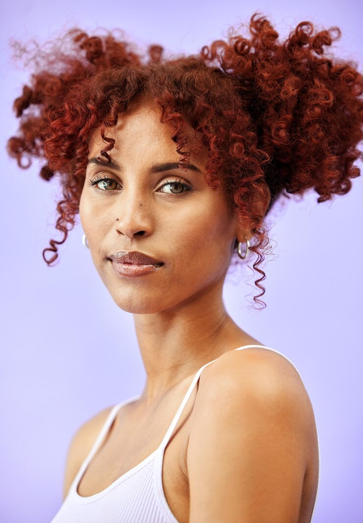Foto retrato de estúdio de beleza e mulher com corante de cabelo resultados de tratamento de penteado rizado cosméticos naturais ou bem-estar de auto-cuidados maquiagem facial salão de cabeleireiro e modelo de gengibre em fundo roxo