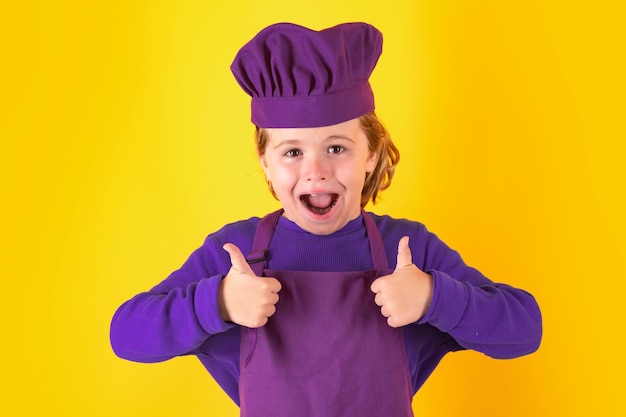 Retrato de estúdio de cozinheiro de chef infantil Crianças cozinhando Menino adolescente com avental e chapéu de chef