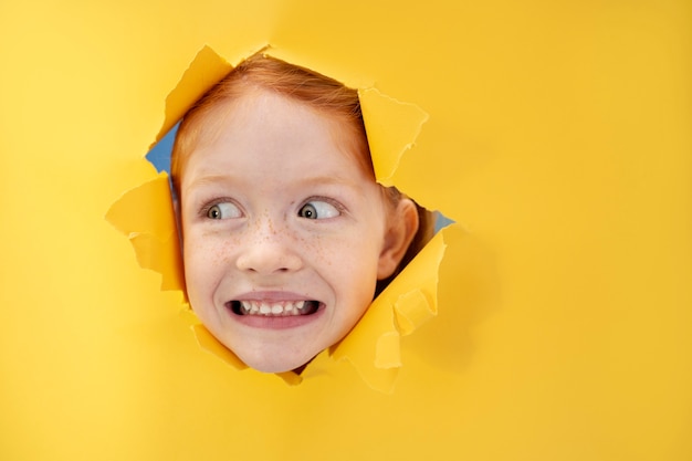 Foto retrato de estúdio de criança isolado