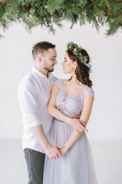 Retrato de estúdio de dama de honra e padrinho de casamento