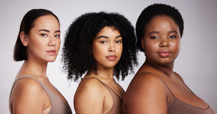 Foto retrato de estúdio de diversidade feminina e beleza para cuidados estéticos ou igualdade de raça com solidariedade plus size modelo mulher asiática e negra com maquiagem cosmética e bem-estar com apoio de fundo