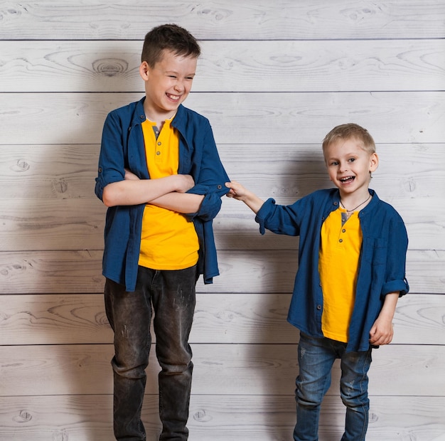 Retrato de estúdio de dois meninos Conceito de infância feliz