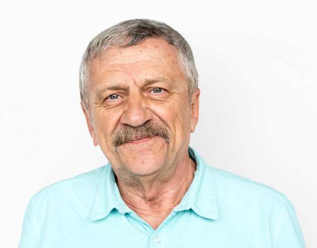 Foto retrato de estúdio de expressão de sorriso de homem adulto sênior