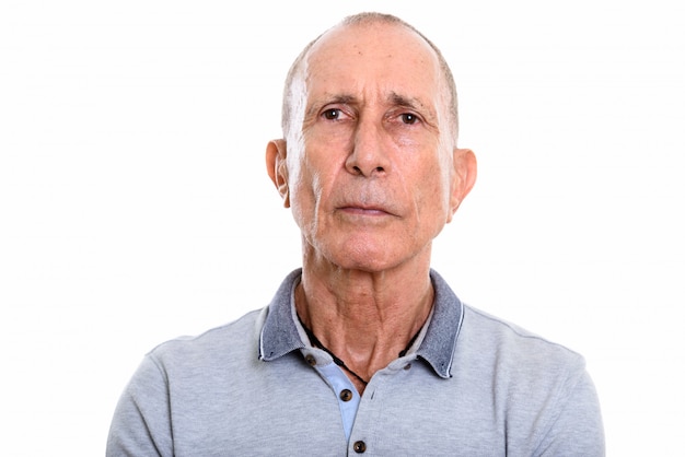 Retrato de estúdio de homem sênior com cabelo curto isolado contra o branco