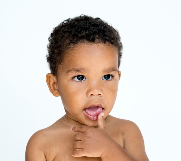 Retrato de estúdio de menino em topless