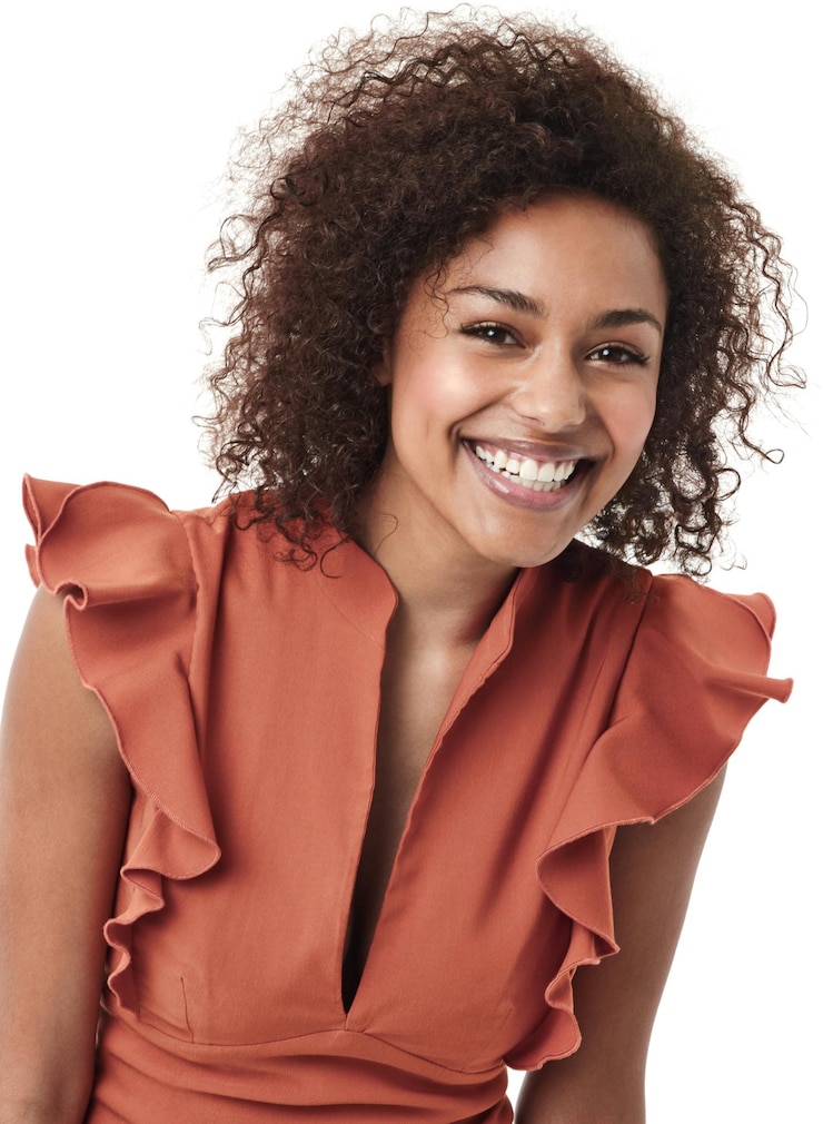 Foto retrato de estúdio de mulher africana e moda com sorriso beleza e felicidade por fundo branco modelo de menina isolada e feliz com rosto animado para vestido de roupas e cabelos cacheados naturais por pano de fundo