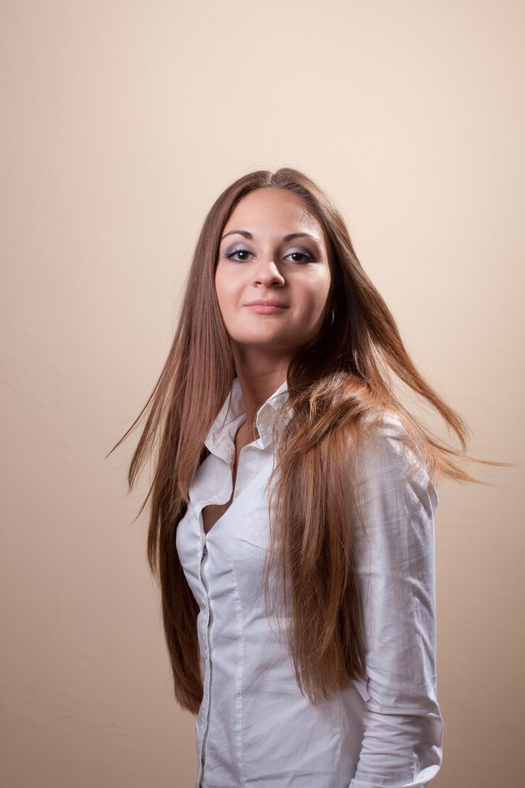Foto retrato de estúdio de mulher caucasiana emocional