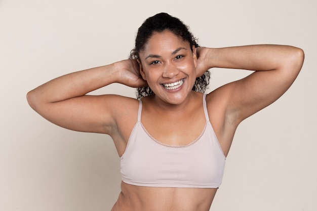 Foto retrato de estúdio de mulher de tiro médio