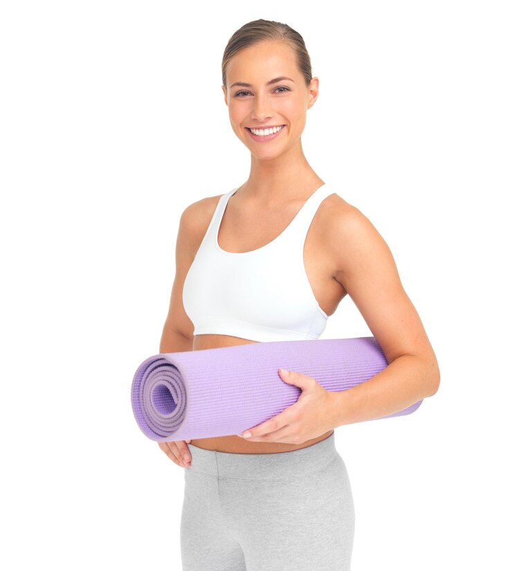 Foto retrato de estúdio de mulher e segurando tapete de ioga com felicidade de sorriso e fundo branco para exercício modelo isolado de ioga ou pilates treinando com atenção plena saúde e aptidão para corpo forte