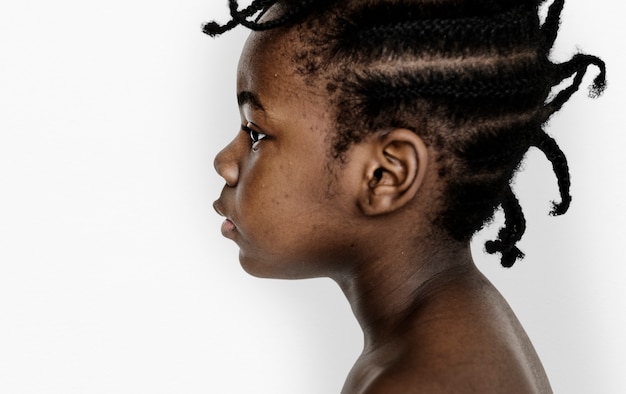 Retrato de estúdio de peito nu garota africana em vista lateral