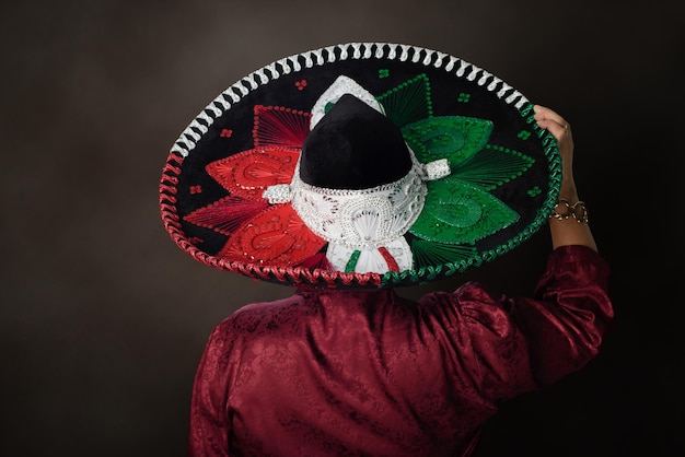 Retrato de estúdio de pessoa usando charro charro. Chapéu mexicano típico com cores da bandeira.