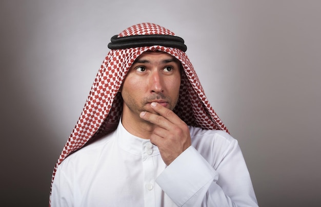 Retrato de estúdio de um homem árabe pensativo