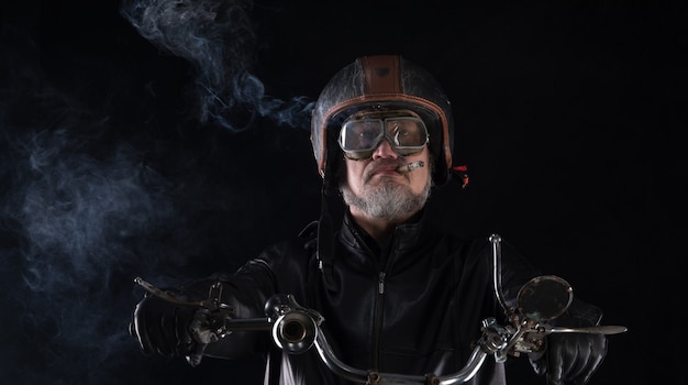 retrato de estúdio de um motociclista