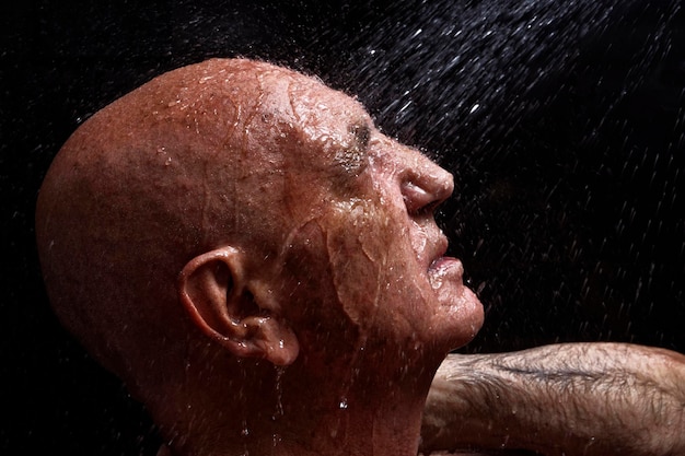 Retrato de estúdio de um velho careca tomando banho