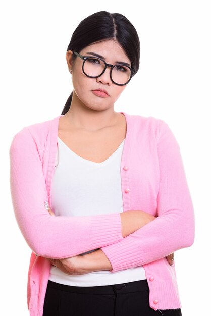 Retrato de estúdio de uma jovem asiática isolada no branco