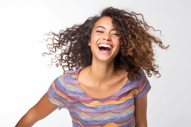 Foto retrato de estúdio de uma jovem hispânica sorridente vestindo roupas casuais brilhantes