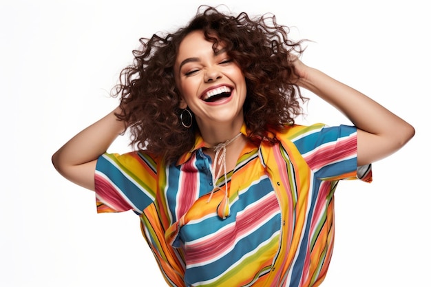 Foto retrato de estúdio de uma jovem hispânica sorridente vestindo roupas casuais brilhantes