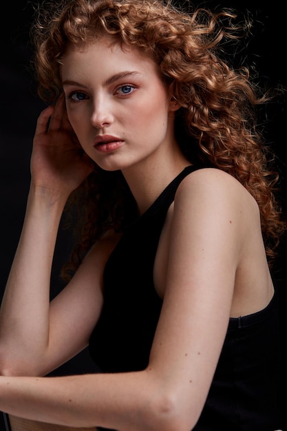 Retrato de estúdio de uma jovem modelo eslava de cabelos cacheados.