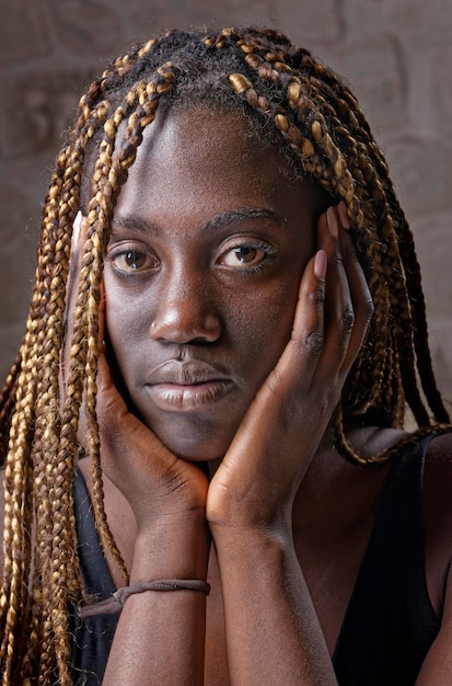 Retrato de estúdio de uma jovem negra com tranças