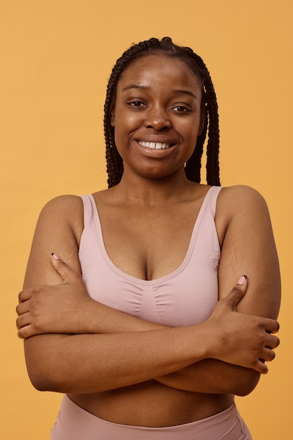 Retrato de estúdio de uma menina negra alegre e sorridente