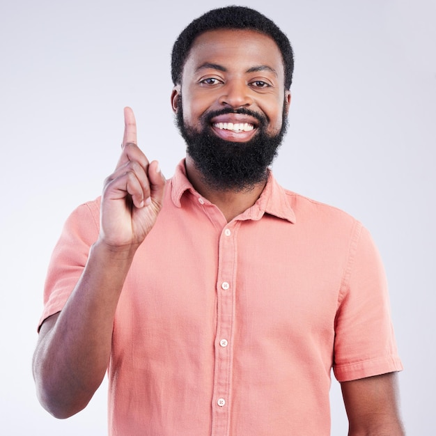 Foto retrato de estúdio do homem negro e apontar o dedo para a pergunta de resposta e sorrir com confiança por fundo jovem modelo estudante africano e gesto com a mão com felicidade no rosto para moda por pano de fundo