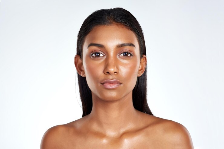Foto retrato de estúdio e beleza natural de mulher indiana com cuidados com a pele ou dermatologia no espaço de maquilhagem facial maquiagem e garota com confiança de facial saudável ou orgulho de cosméticos em fundo branco