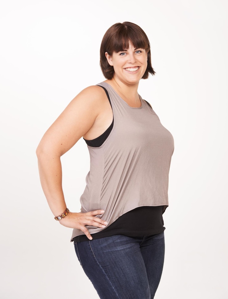 Foto retrato de estúdio e mulher de tamanho maior com confiança para moda casual para relaxar em jeans para conforto pessoa feminina sorridente e positiva com felicidade como modelo em fundo branco de fundo