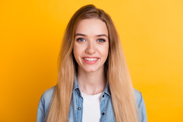 Retrato de estúdio fotográfico de uma senhora otimista sorrindo olhando na câmera isolada de fundo de cor vívida brilhante