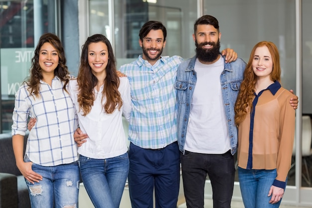 Retrato de executivos masculinos e femininos em pé de braços abertos