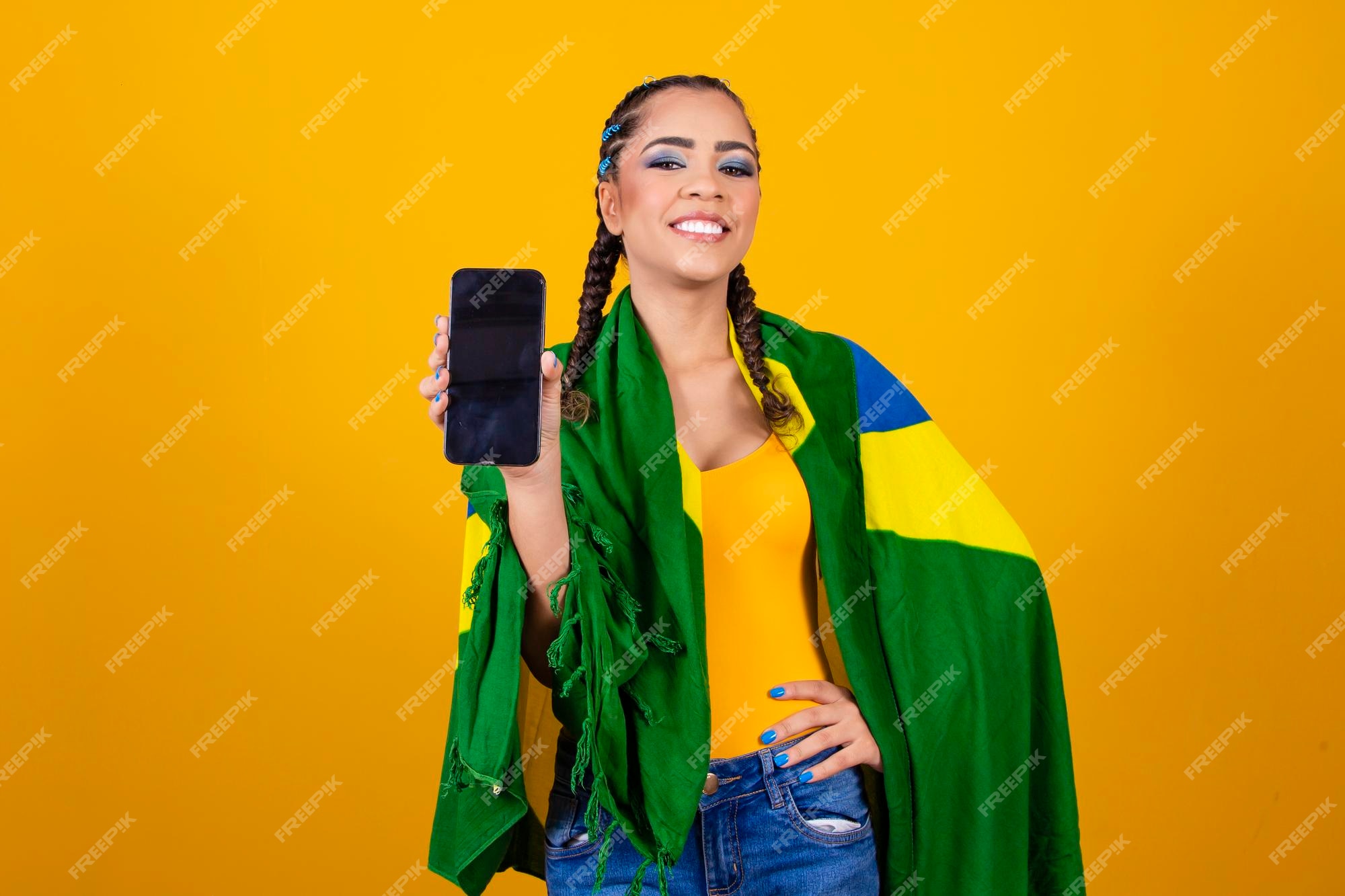 Retrato de fã brasileiro fã brasileiro mostrando seu celular vestido como  fã de futebol ou jogo de futebol em fundo amarelo brasil colore copa do  mundo