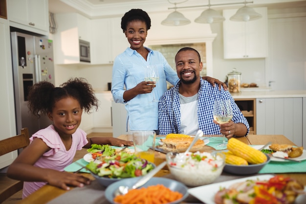 Retrato de família a comer na mesa de jantar em casa