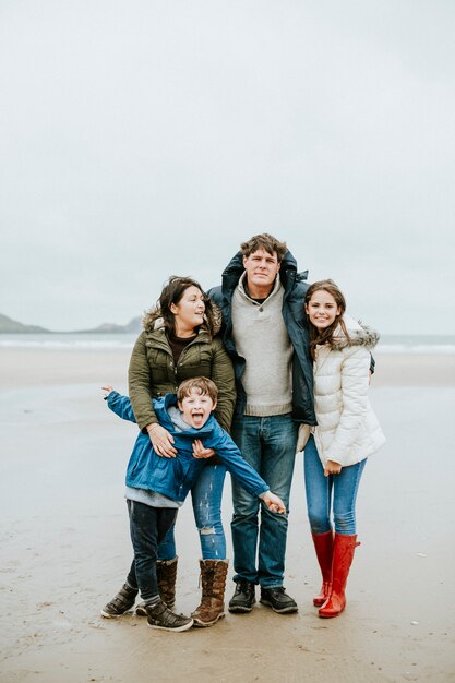 Retrato de família alegre na praia