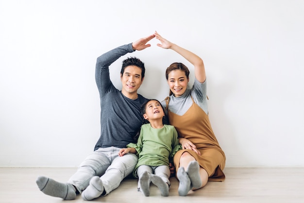 Foto retrato de família asiática feliz e sorridente