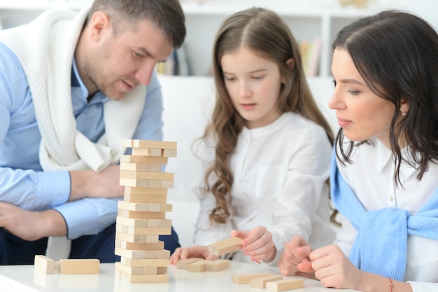 Retrato de família com filha jogando