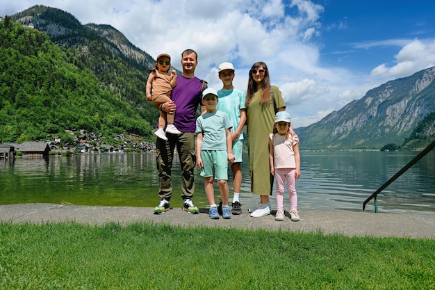 Retrato de família com quatro filhos sobre o lago dos Alpes austríacos em Hallstatt Salzkammergut Áustria