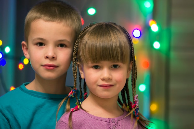 Retrato de família de duas crianças felizes.