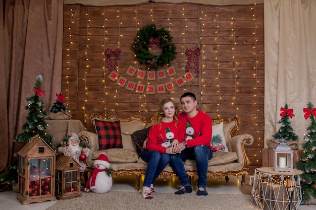 Retrato de família de Natal em árvore de Natal Luzes interiores Feliz ano novo O conceito de férias de inverno em família