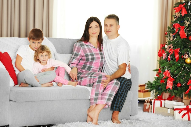 Retrato de família de Natal na sala de estar de férias em casa, na manhã de Natal