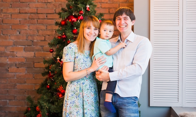 Retrato de família de Natal na sala de estar de férias em casa