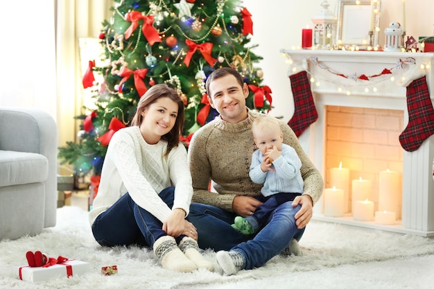 Retrato de família de Natal na sala de estar de férias em casa