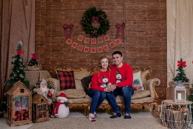 Retrato de família de Natal nas luzes interiores da árvore de Natal Feliz Ano Novo