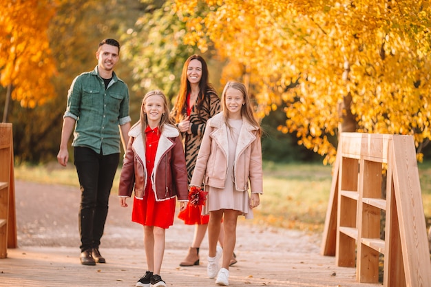 Retrato de família de quatro pessoas feliz no outono