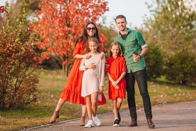 Retrato de família de quatro pessoas feliz no outono