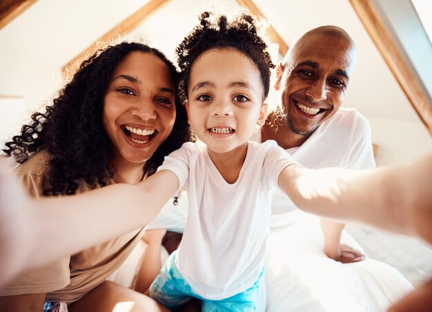 Foto retrato de família engraçado e selfie em casa unindo ou rindo juntos com um sorriso rosto feliz e menina com pai mãe e pais tirando foto de perfil para memória mídias sociais e amor